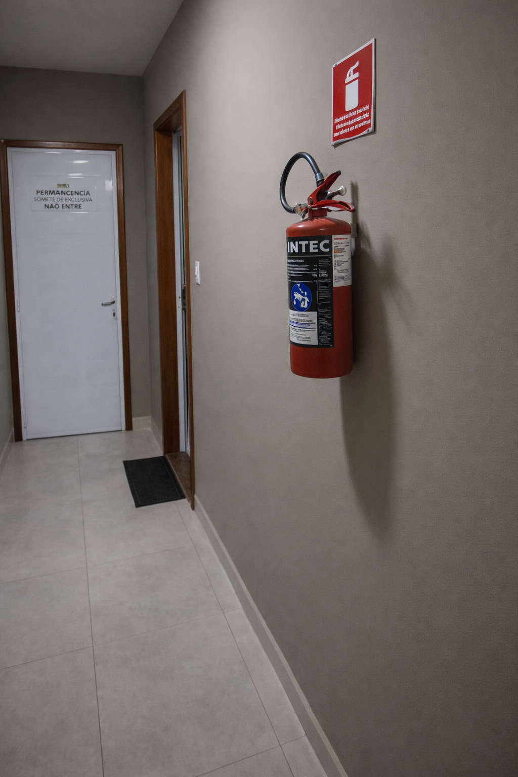 Extintor de incêndio - segurança no clube